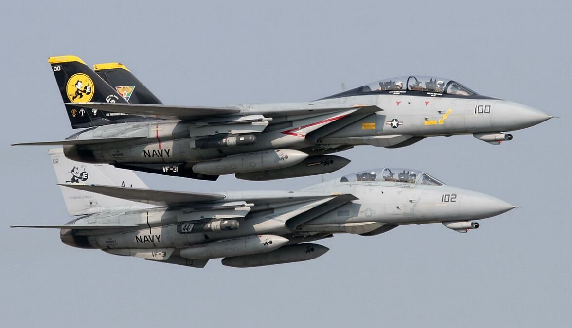 F-14 Tomcat по сути напоминает Су-27 Flanker. Такая же сложная судьба