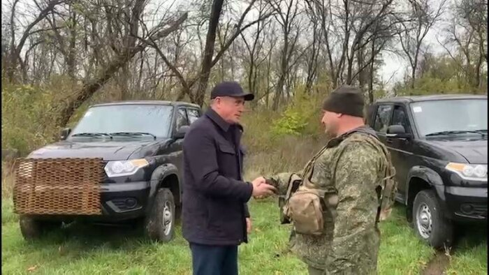 Фото: правительство Сахалинской области. Валерий Лимаренко привез бойцам внедорожники