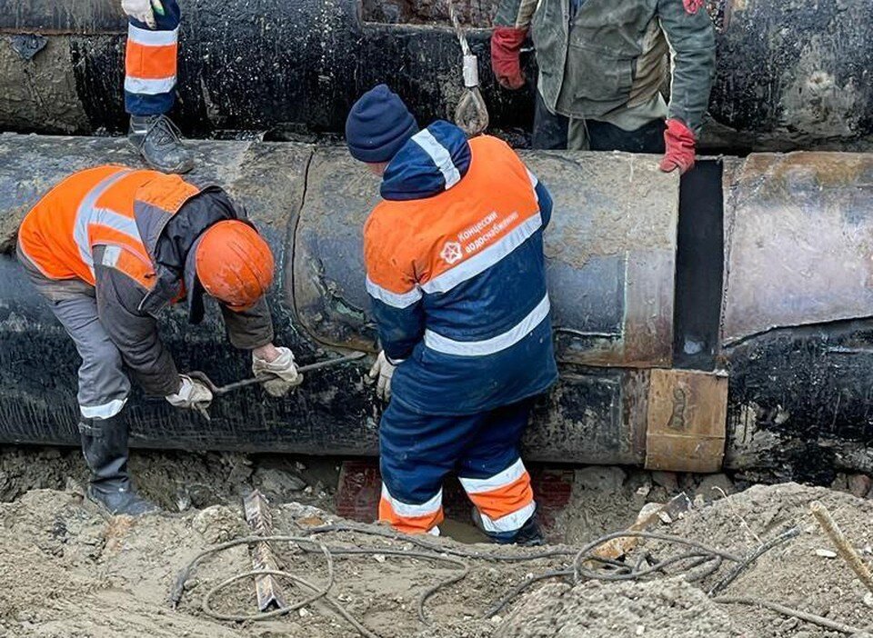     Рабочие заваривают люк первой нитки коллектора. Фото: комитет ЖКХ Волгоградской области.