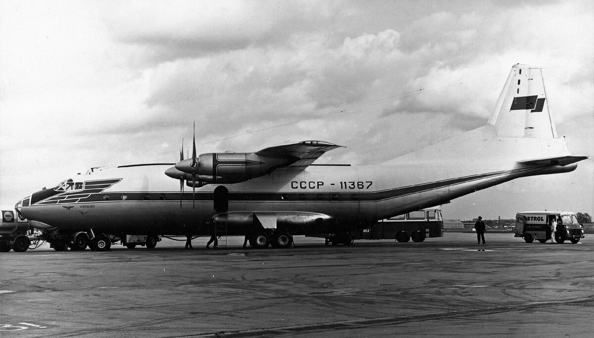 Ан-12 СССР-11367 до поступления в 87-й отряд работал в составе Транспортного управления международных воздушных линий. Лондон, аэропорт Хитроу, 1966 г. Источник фото: Wikipedia.org, автор: foundin_a_attic.