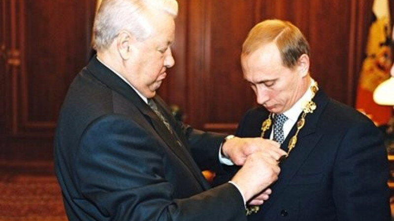     Борис Ельцин передал Владимиру Путину президентский знак. kremlin.ru