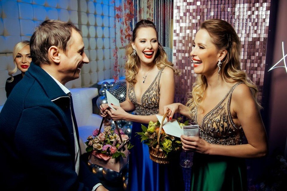     Вадим Галыгина пришел поздравить сестер Катю и Волгу с днем рождения. Фото: fashionlookmagazine.ru