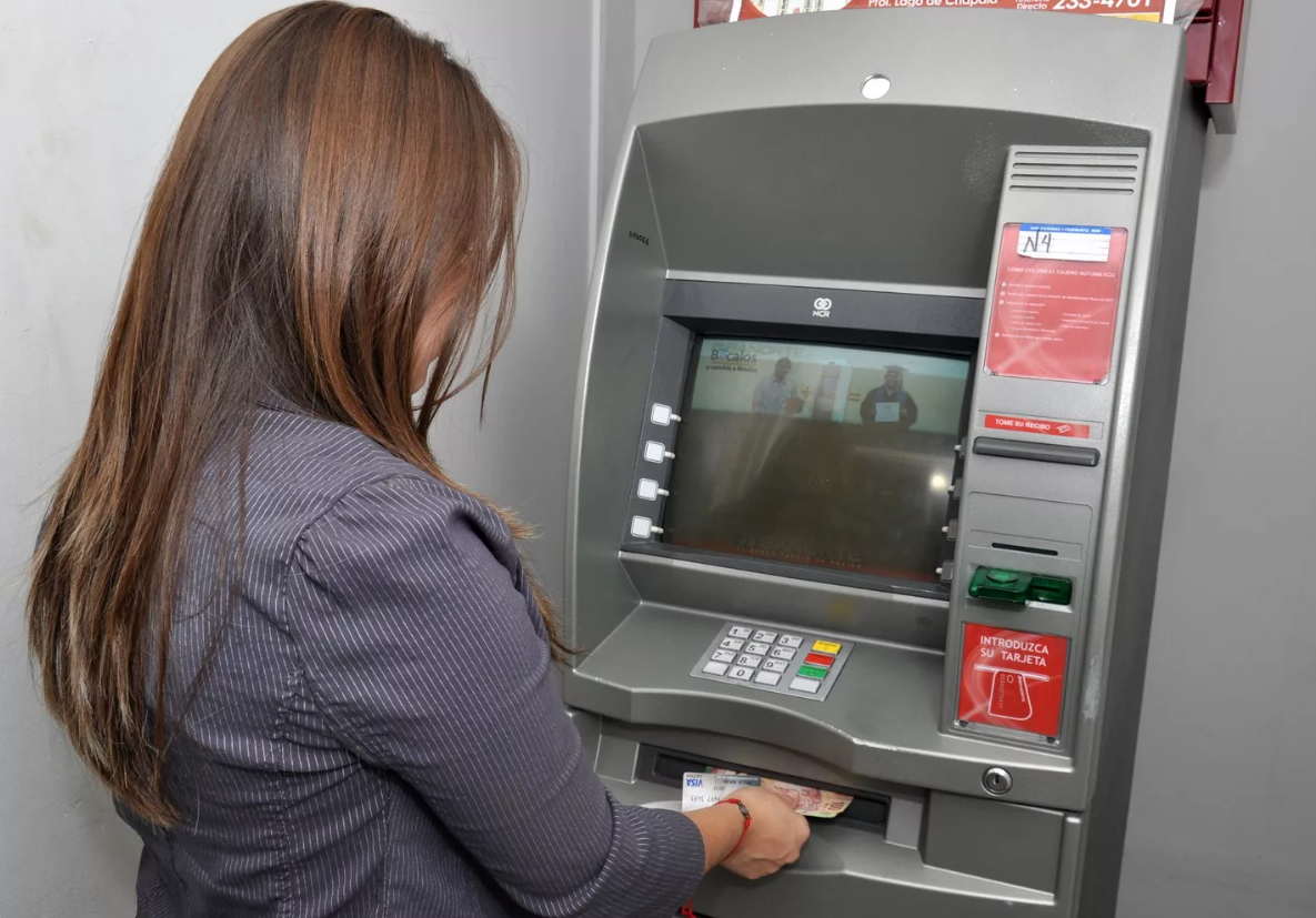 Какие операции в банкомате. Банкомат. Человек у банкомата. Девушка возле банкомата. Женщина у банкомата с деньгами.