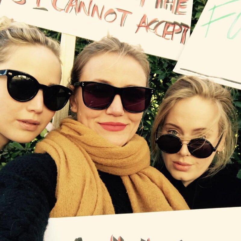     Дженнифер Лоуренс, Кэмерон Диас и Адель на женском марше / Фото: Instagram.com/adele