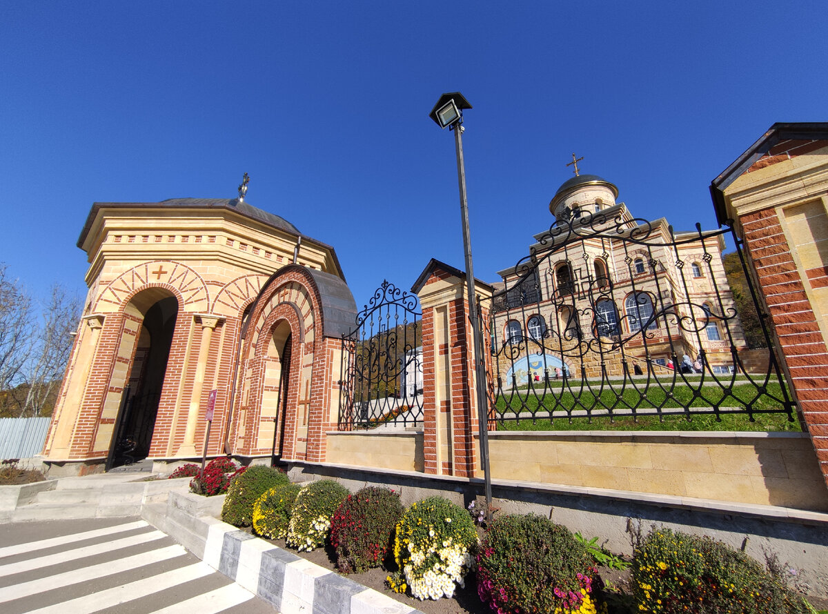 Бештаугорский монастырь: вход на территорию (октябрь 2022 года)