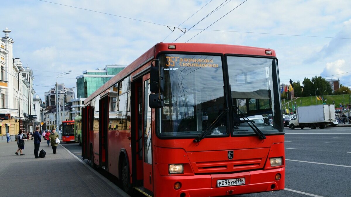     В казанском автобусе пьяный безбилетник подрался с кондуктором. Видеозапись драки появилась в социальных сетях.
