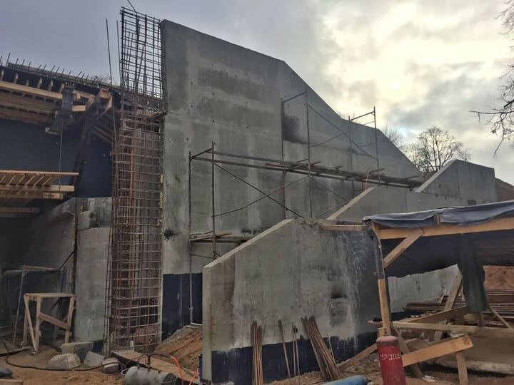     Рабочие монтируют опалубку лестничных маршей