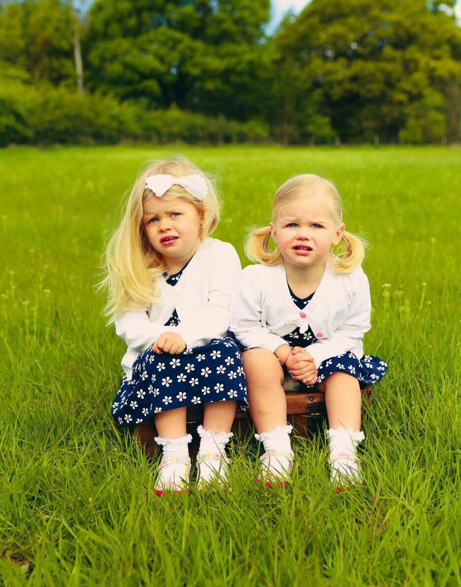 Twins. Две девочки двойняшки. Две девочки близняшки. Близняшки Светловолосые. Близняшки блондинки.