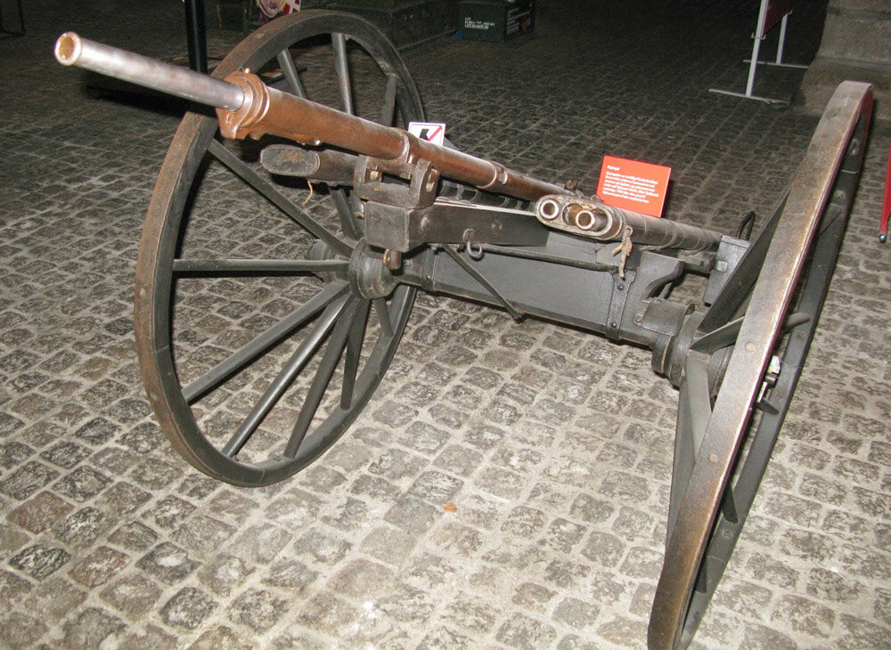 Многозарядное орудие эспиньоль, установленное на колесный лафет, по бокам пеналы для запасных заряженных стволов.