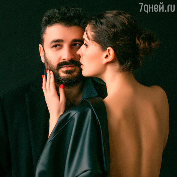    «Конечно, с каждым днем я становлюсь больше, живот стремительно растет. За пять месяцев набрала пять килограммов. Но Сарик делает мне комплименты каждый день» С Сариком Андреасяном Александра Чистова