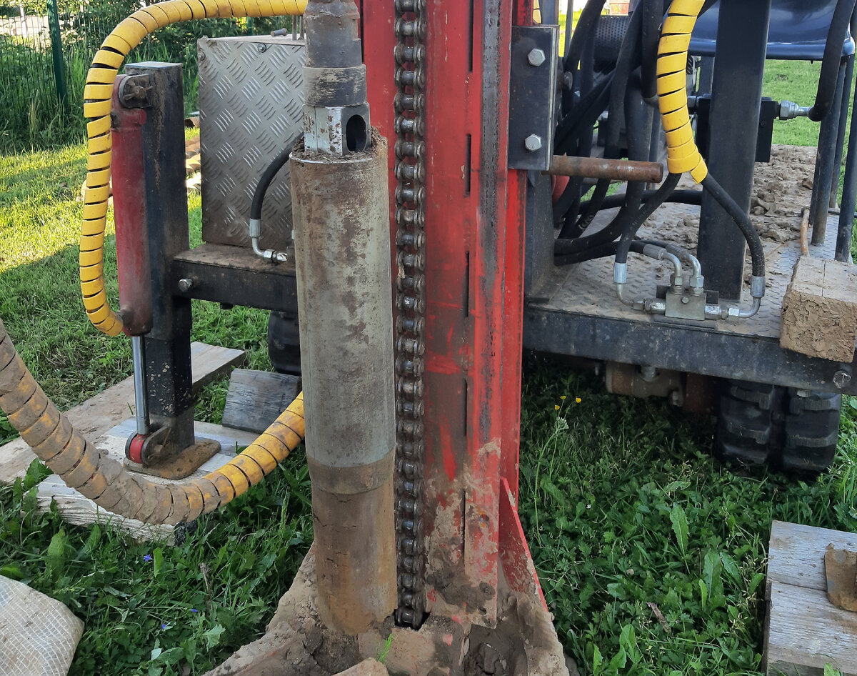 Отбор монолита грунта вдавливаемым грунтоносом. Фото автора.