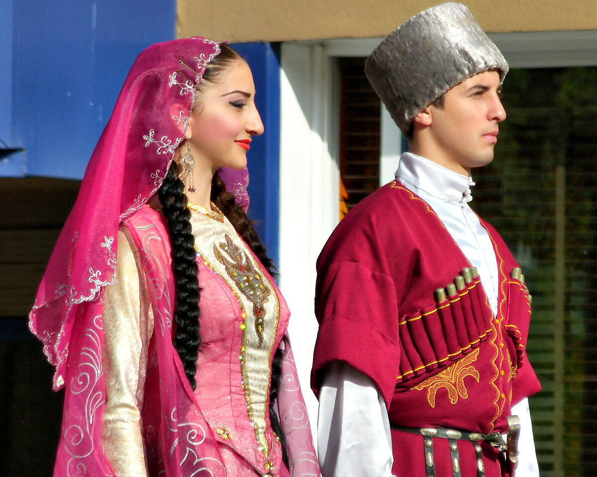 Карачаевцы в национальных костюмах