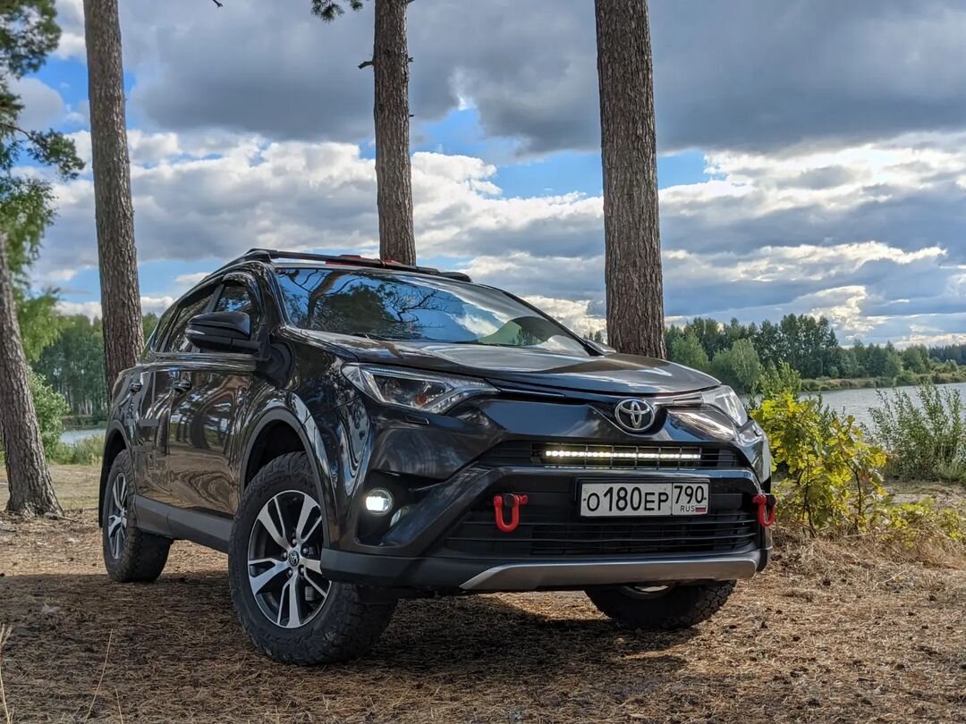 Владелец Toyota RAV4 здорово прокачал внедорожные возможности своего  кроссовера благодаря установке шин MAXXIS RAZR AT. | MAXXIS RUSSIA | Дзен