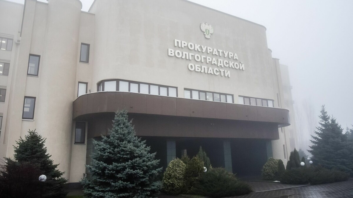     В Дзержинском районе Волгограда прорыв трубопровода привел к затоплению территории областной прокуратуры. В настоящее время коммунальную аварию ликвидируют специалисты.