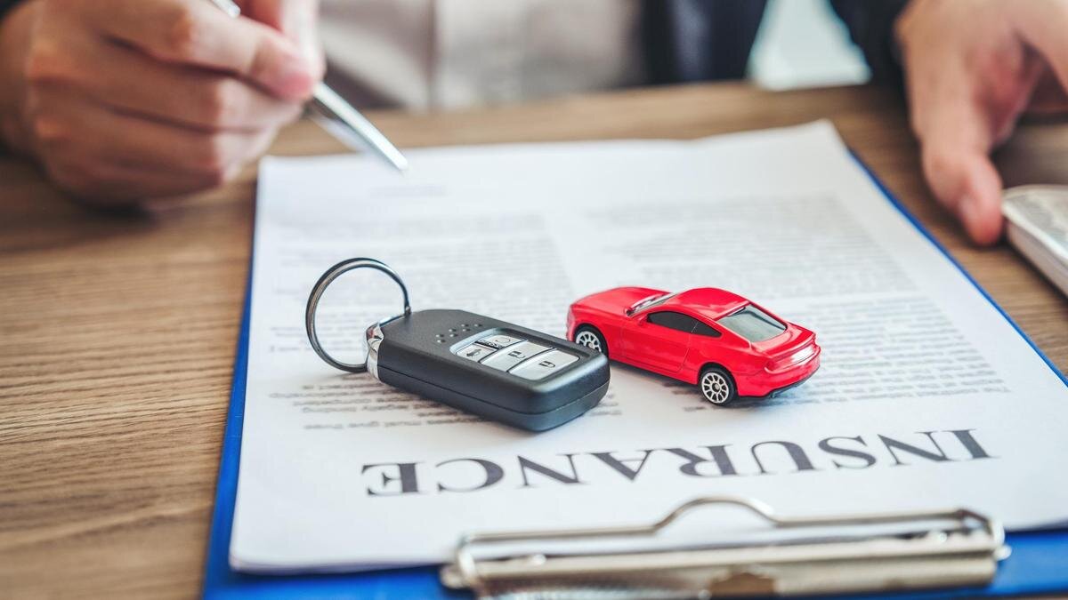    Мужчина подписывает договор автострахования:SARINYAPINNGAM/Getty Images