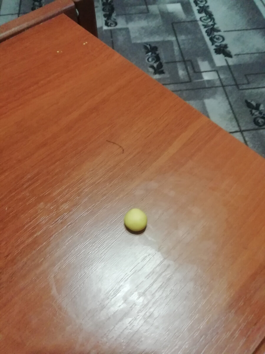 Лепим небольшой кружок из жёлтого пластилина для головы. 