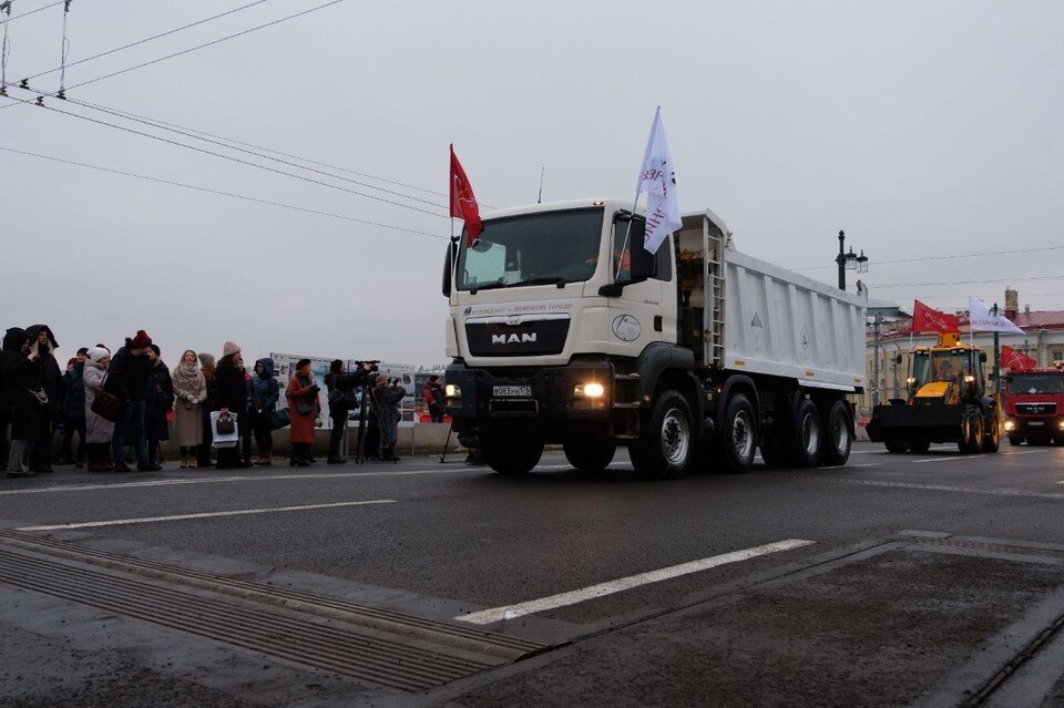     30 ноября мост открыли после ремонта, а с 1 декабря по Биржевому пойдут автобусы. Артем КИЛЬКИН
