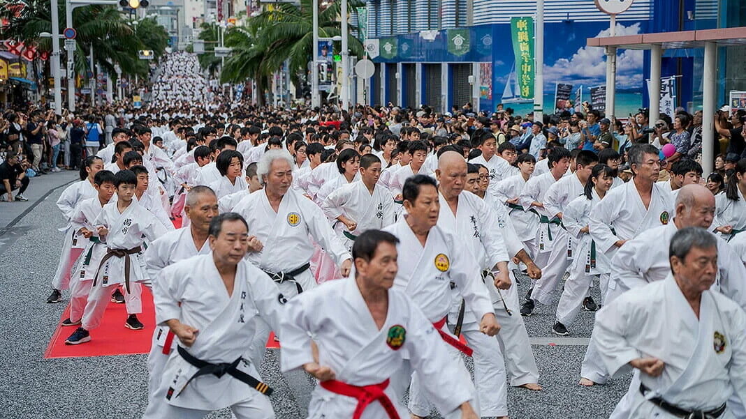 Сегодня, 25 октября на острове Окинава, на родине каратэ, отмечают, как не трудно догадаться - «День каратэ».