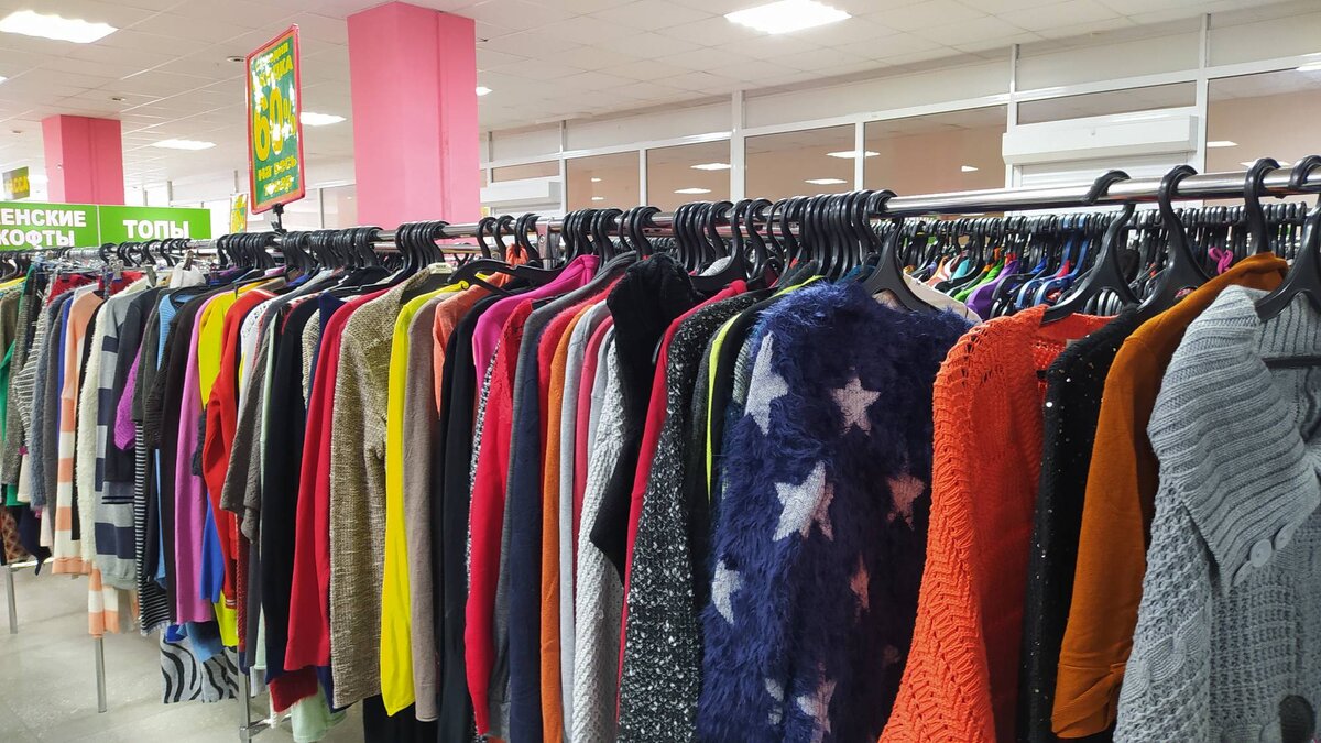 Фото автора. У этой стойки с одеждой мы и встретились с одногруппницей