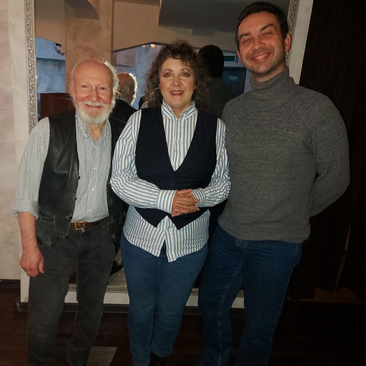 Фото из личного архива: Марина Капуро в центре, с лева её муж Юрий, с права мой муж Иван.