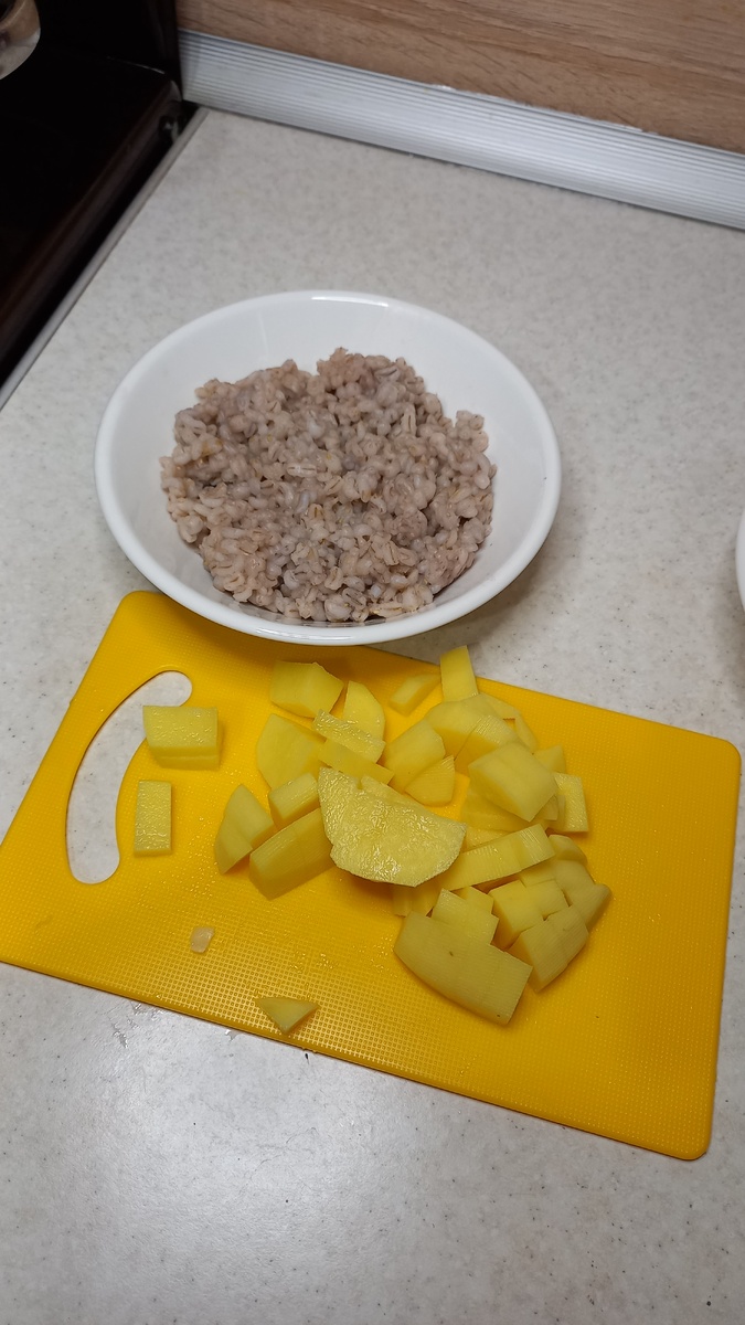 Картофель нарезаем как для любого супа.