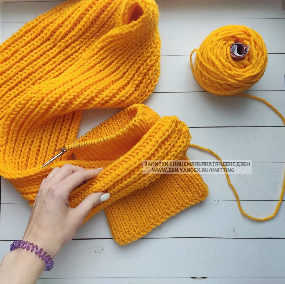 Кстати, мой небольшой лайфхак: перемотать пряжу и в центр вставить скрученную этикетку. Тема, когда есть в работе\в наличии пряжа похожая. Или новая для вас и еще не запомнили ее особенности, название, а знать надо. Либо от руки написать, как вариант. И не "убежит". Выручало не раз! Небольшой минус: не повяжешь от центра. 