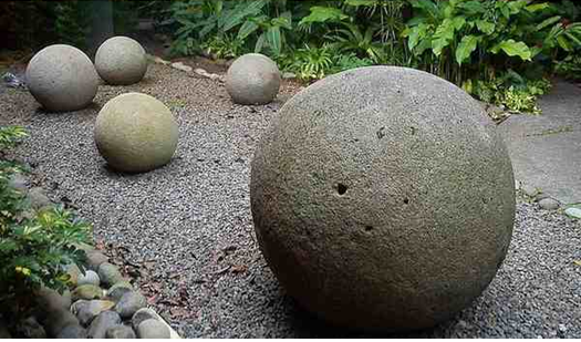 Каменные шары, найденные в джунглях Коста-Рики. Слева -явно отходы производства, в центре же - идеальная сфера.