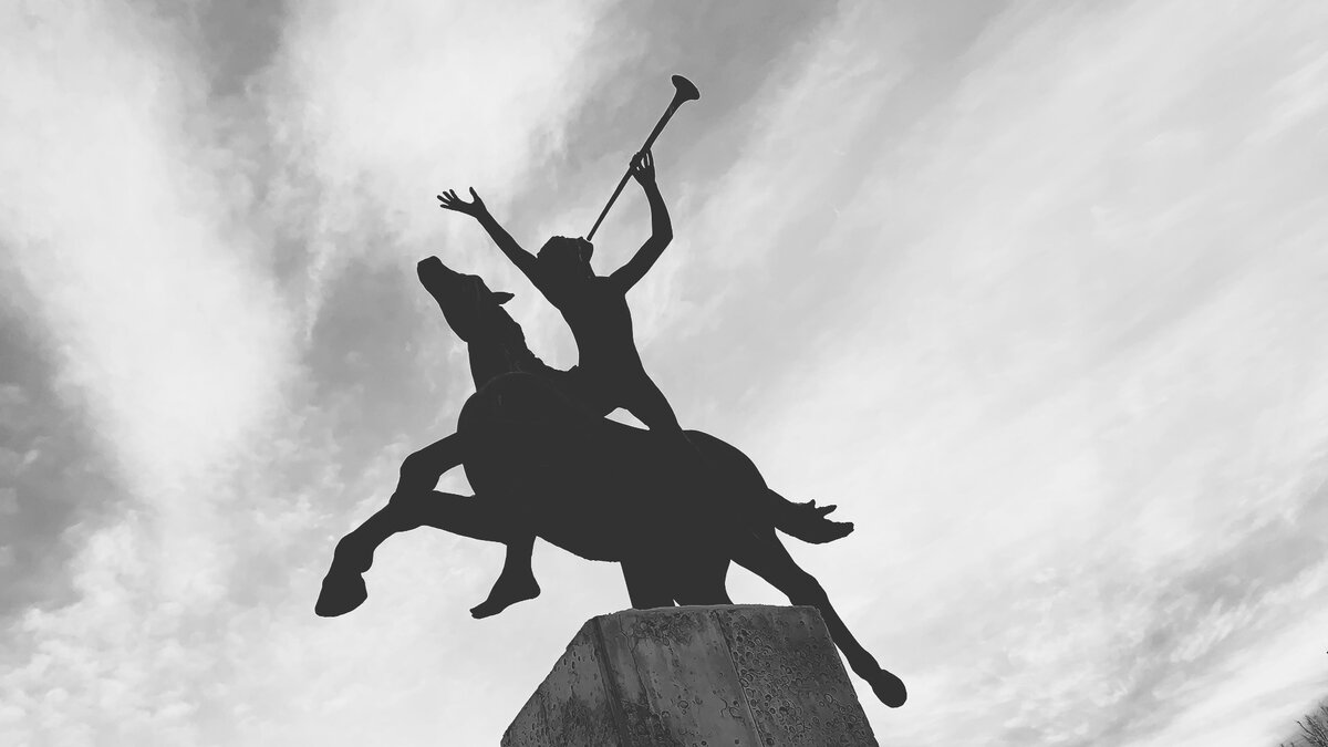 Афишный столб перед зданием Театра Сац. В. Клыков. "Трубач на коне"