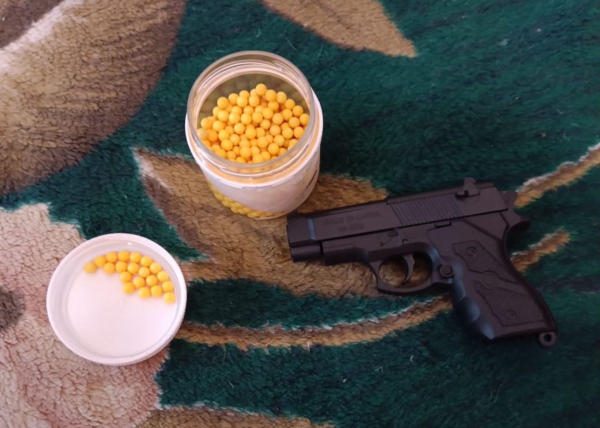 Детский пластиковый пистолет на пластиковых шариках(пульки)