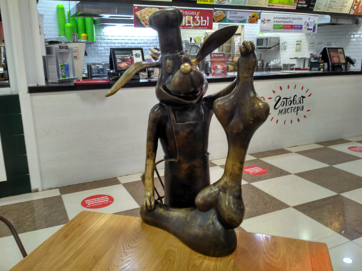 Фуд-корт в торговом центре в Краснодаре.