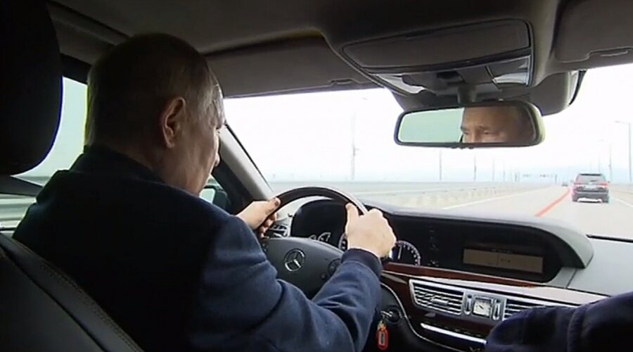 Думаю, этот кадр с президентом РФ за рулём немецкого минивена скоро трансформируется в очередную серию мемов. в духе "дорогу покажешь" или "на Берлин".