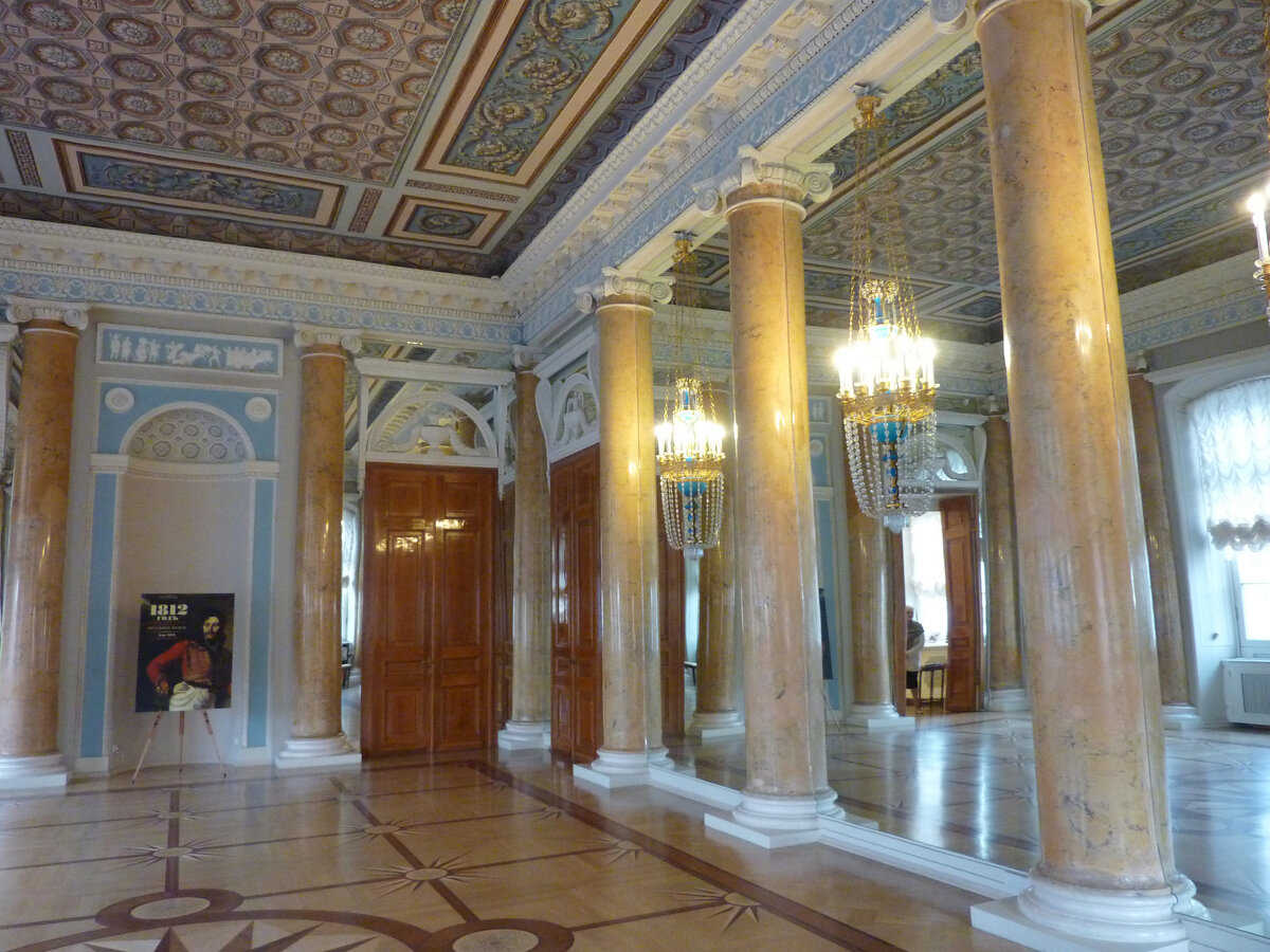 Парадная столовая. ар. А. Н. Воронихин. Угловой зал-загадка. Зеркала пяти метровые визуально вдвое увеличивают площадь зала.