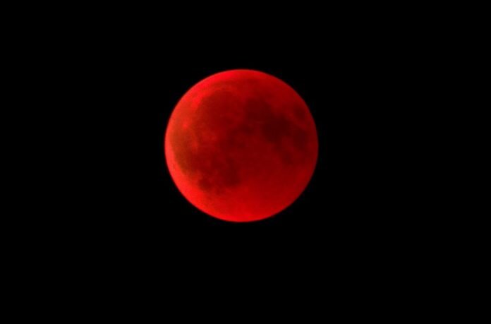 8 апреля полнолуние. Полнолуние Кровавая Луна. Кровавая Луна 350*350. Монолит кровавой Луны. Томат Кровавая Луна.