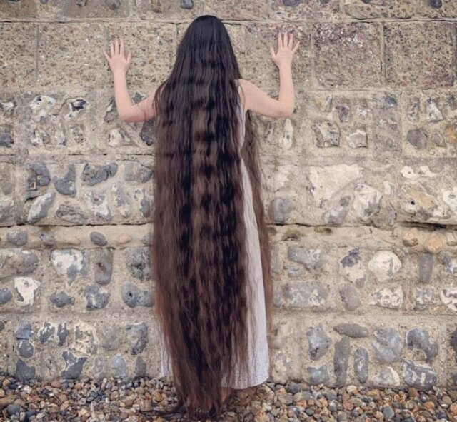 https://www.tellerreport.com/life/2020-02-11---in-pictures--a-british-woman-has-not-washed-her-hair-for-20-years--that-s-why-!!-.rk-QWSlmL.html