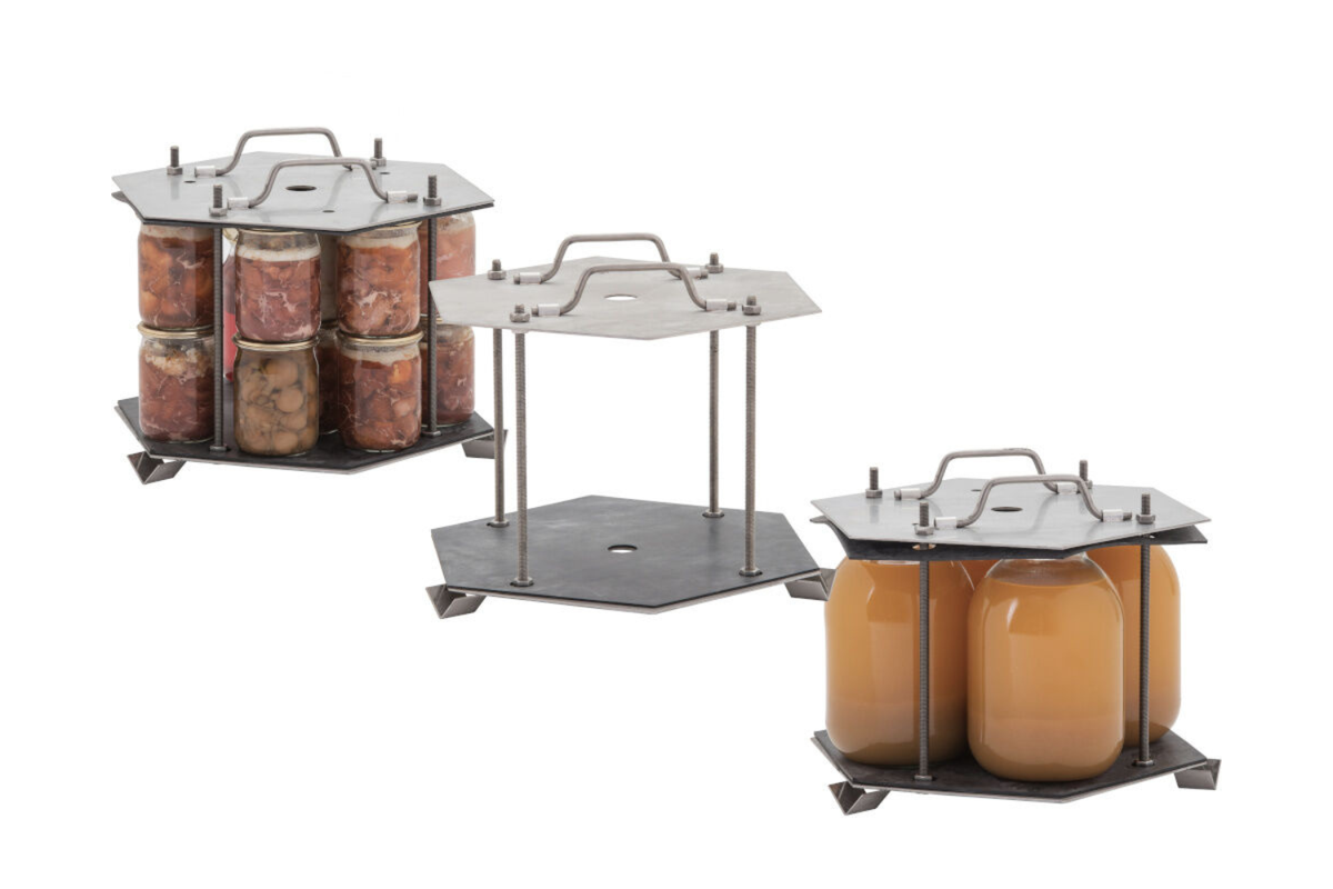 Автоклав может стерилизовать одновременно 24 пол-литровых банки