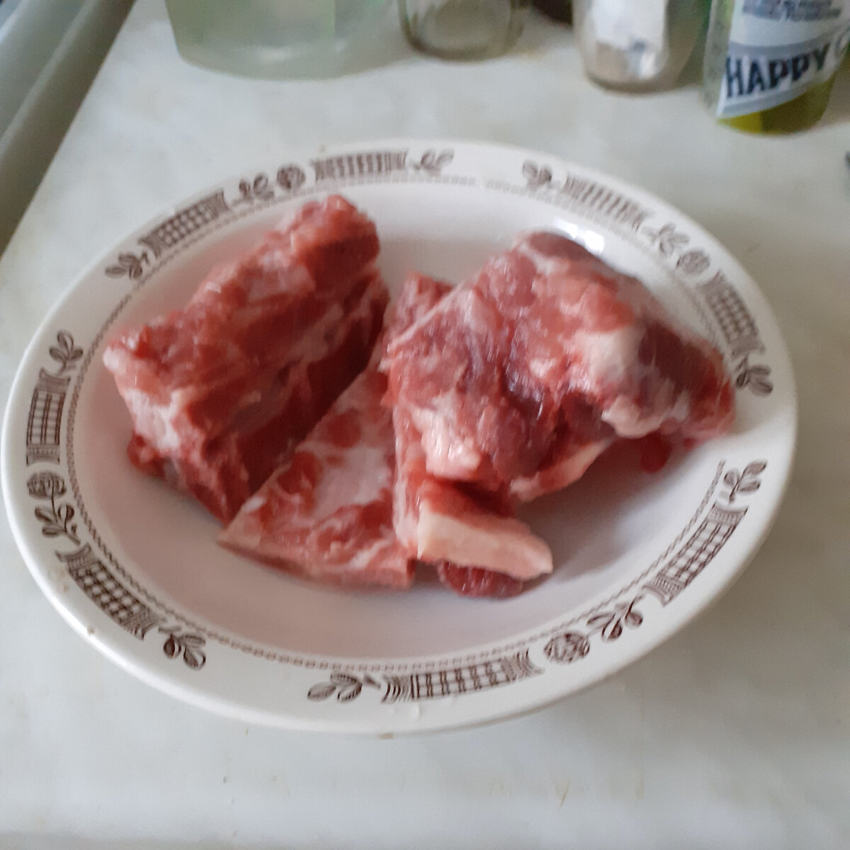 Подготовим свиные ребрышки или кусочек мяса, у меня 4 шт , на кастрюлю 3 литра,ставим варить, первый бульон я сливаю, заливаю чистой водой, довожу до кипения.