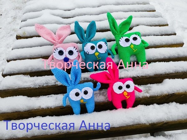 фото автора. Вязаные зайцы.