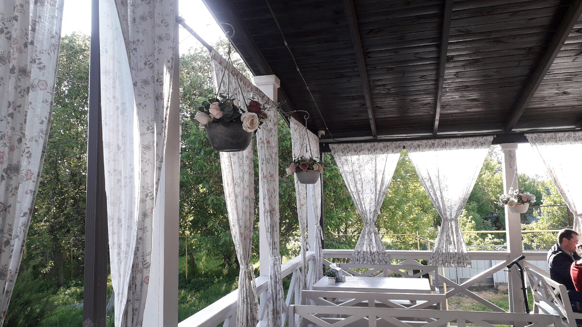 Летняя веранда в лучах солнца