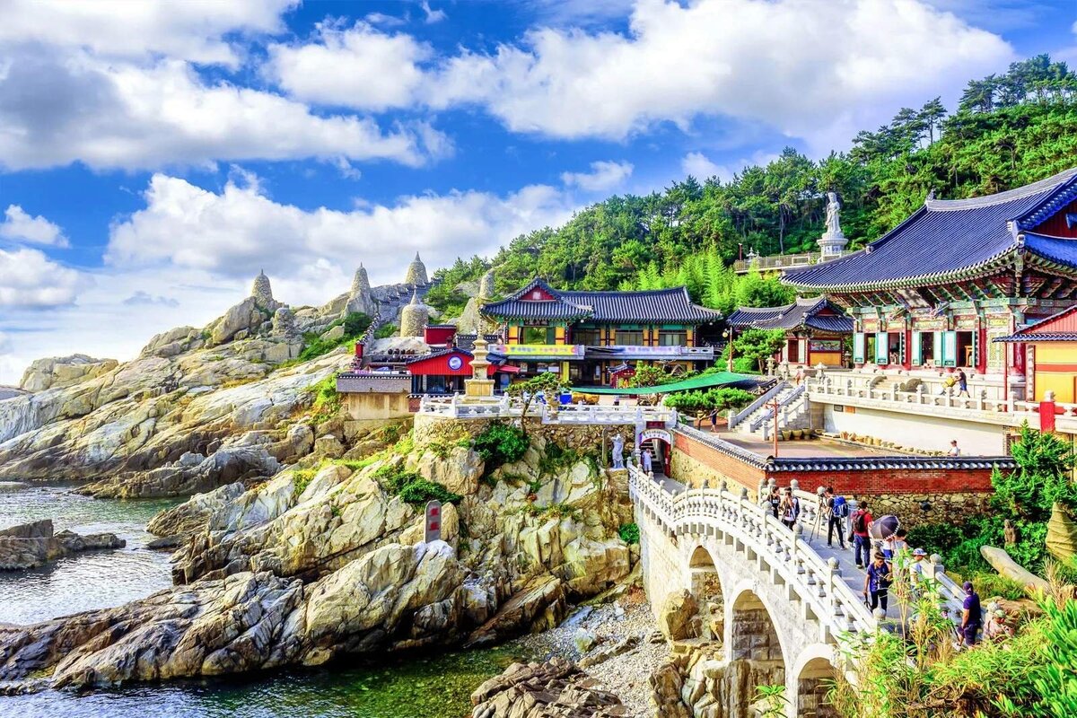 Южно корейский. Пусан Сеул. Haedong Yonggung Temple. Пусан Корея достопримечательности. Пусан кореянки.