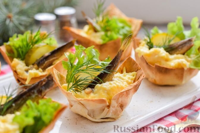 лаваш, яйца, шпроты консервированные, огурцы консервированные, майонез, соль, перец чёрный молотый, листья салата