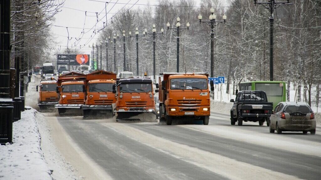     С началом циклона на улицы краевой столицы вышли снегоуборочные машины.