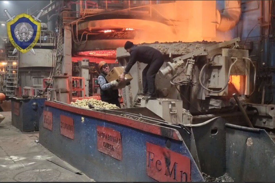     Коробки с героином сжигают на Тракторном заводе. Скрин видео СК Беларуси