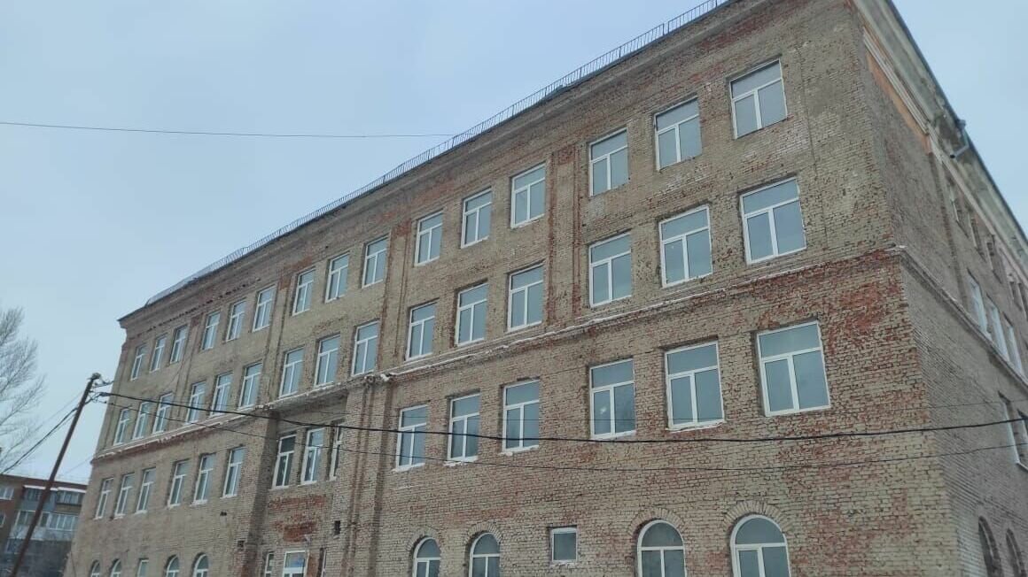     В ходе капитального ремонта в здании уже разобрали перекрытия и сняли краску в фасадов.