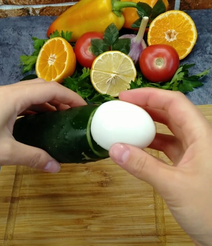 Далее, убираем сердцевину у огурца (обязательно подбираем огурец и яйцо по размеру) Вареное , еще горячее(теплое) яйцо , вставляем  в огурец и дадим яйцу принять форму огурца , буквально 5 минут