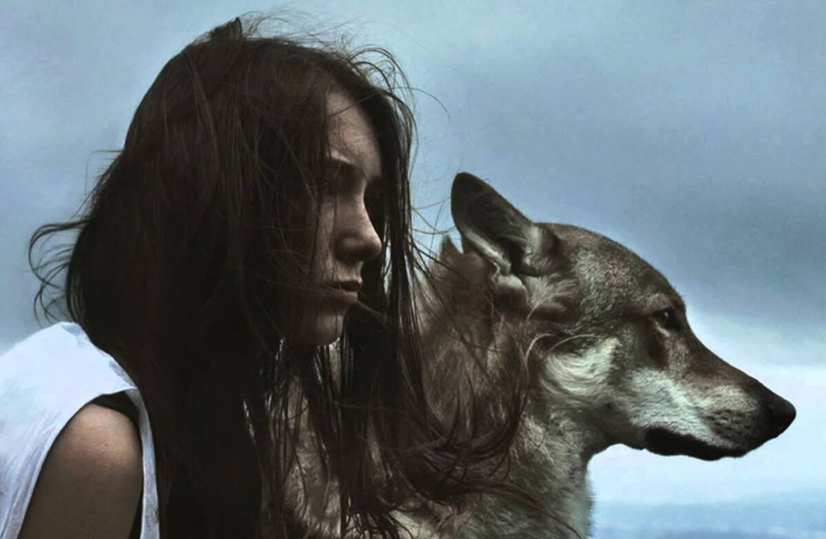 Дружба между людьми и животными существует.
Источник фото: https://oir.mobi/uploads/posts/2021-05/1621976809_33-oir_mobi-p-devushka-s-volchimi-glazami-zhivotnie-kras-35.jpg