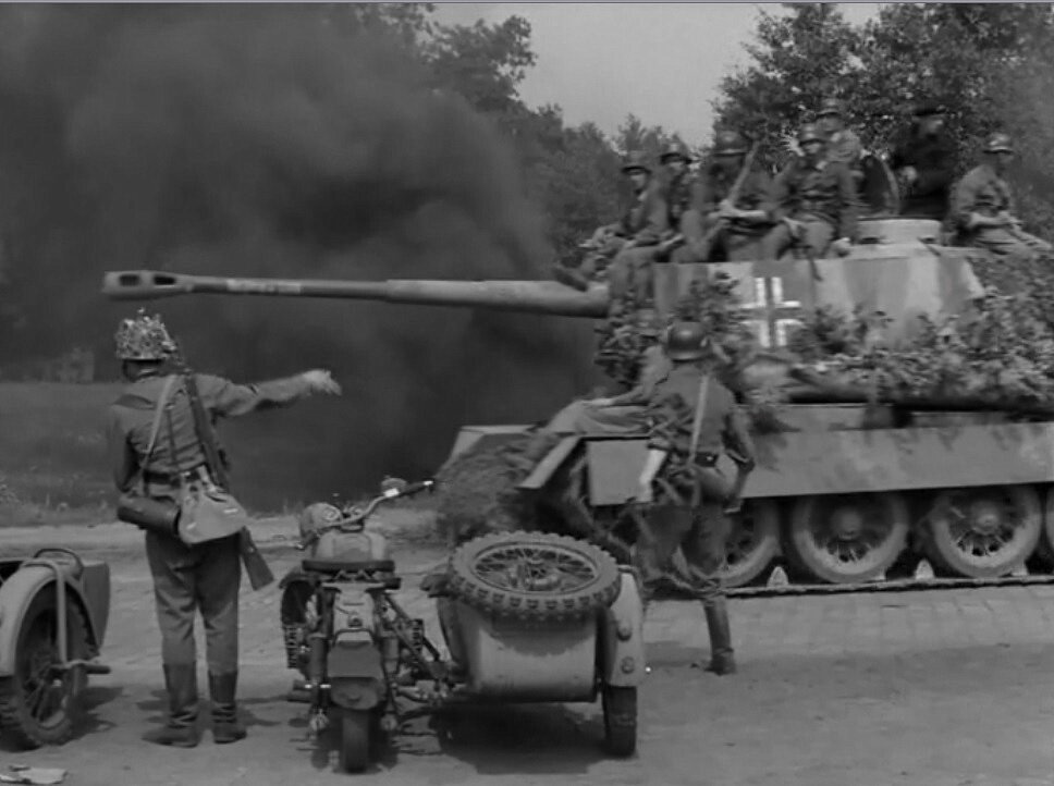 Советские мотоциклы М-72 и танк Т-34/85, замаскированный в немецкий танк. Кадр из сериала