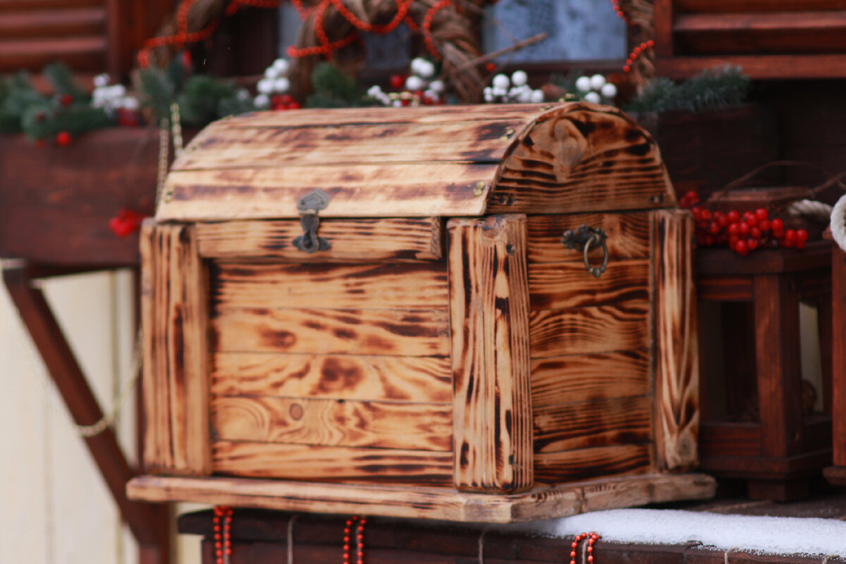 Just like the real thing! A chest made of cardboard and putty! Decorative DIY Chest