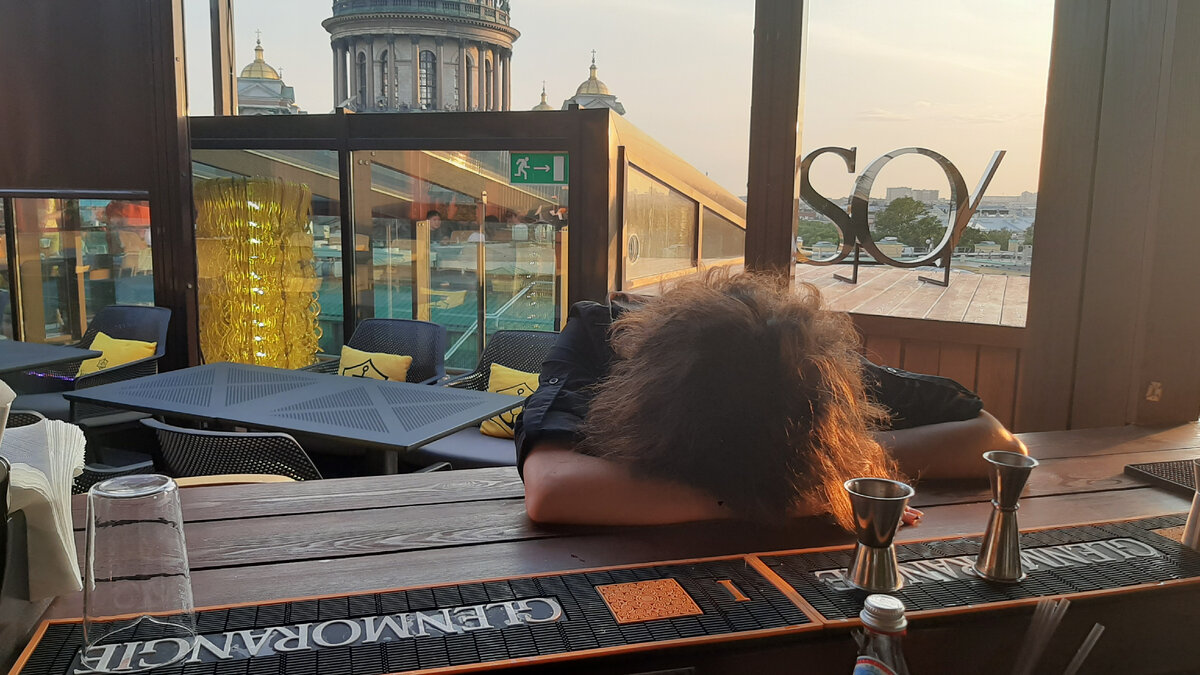 Пример уснувшего за стойкой гостя. В главной роли - Автор канала