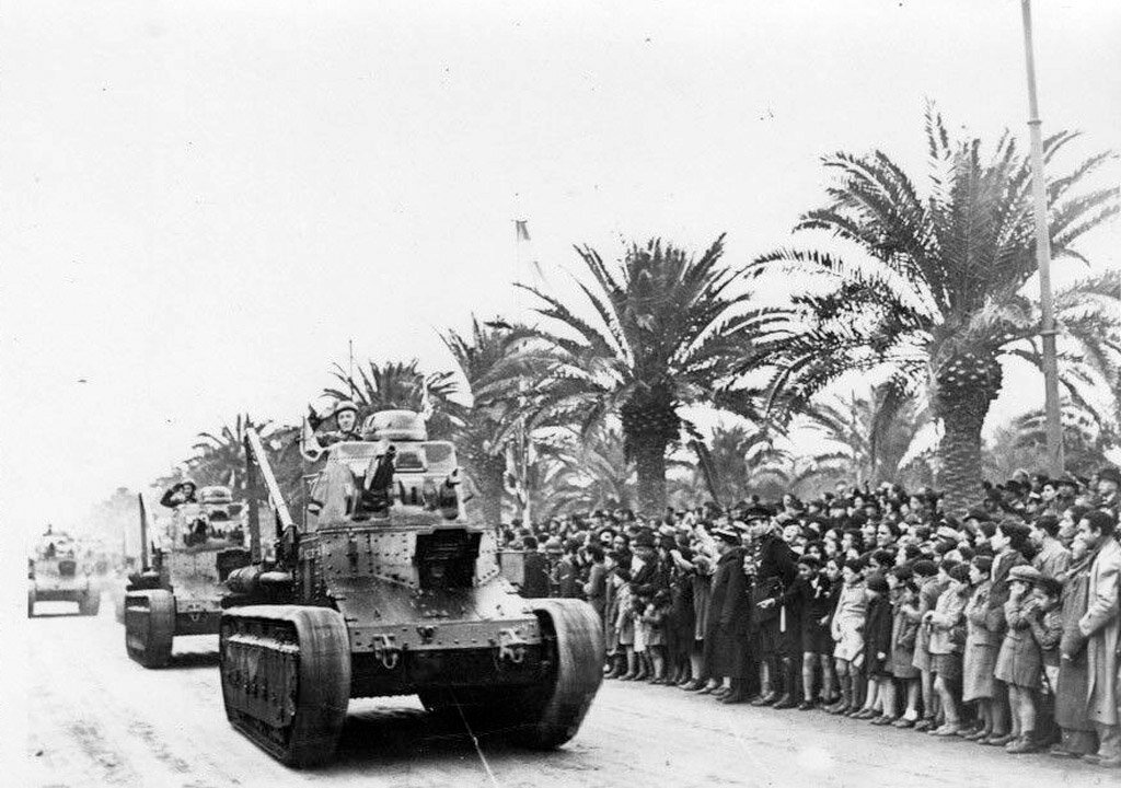 Попытка улучшить ТТХ Renault FT привела к появлению Char D1, который был ближе к средним танкам. А позже появился Char D2, однозначно средний танк.