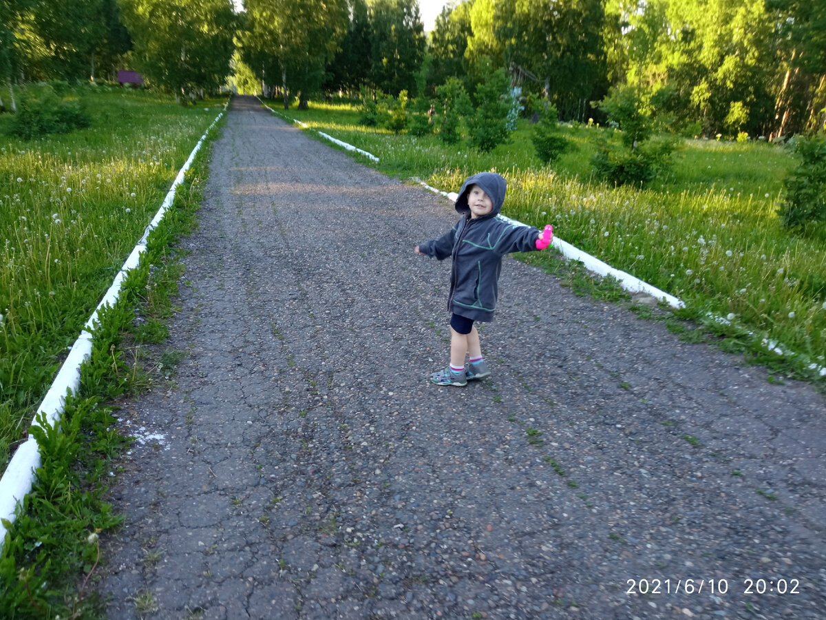 Вадя в одежде с чьего-то чужого плеча. Всё-равно звезда
